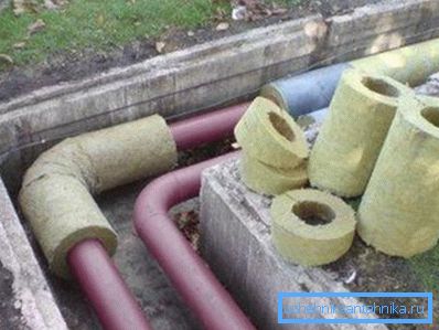 Топлинска изолација на системот за греење, поставен на улица Топлинска изолација на системот за греење, поставен на улица