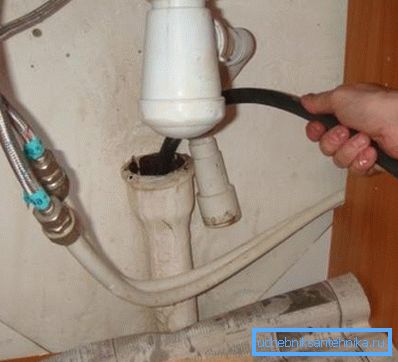 Кабелот работи директно во цевката. Кабелот работи директно во цевката.