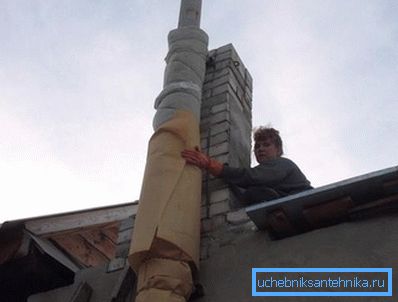 Цевката е завиткана со слој на топлинска изолација Цевката е завиткана со слој на топлинска изолација