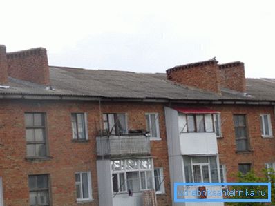 Цевки за снабдување и издувна вентилација во петкатна зграда