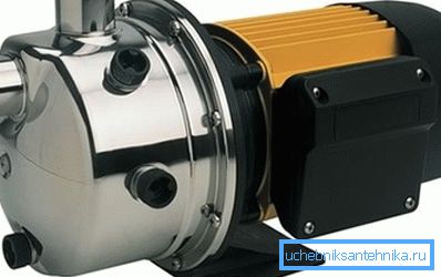 Центрифугална самовшмукувачки пумпа со вграден ejector.