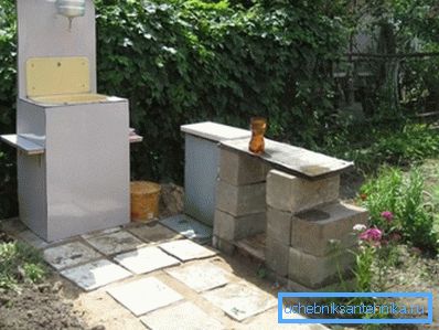 Каменист со мијалник за давање - најзгодно опција. Каменист со мијалник за давање - најзгодно опција.