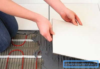 Поставување плочки на топол кат