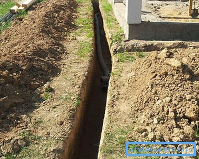 Поставување во цевката за дренажа на ровот
