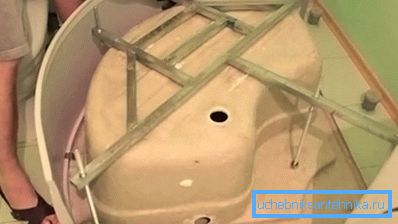 Инсталирање на крстот, нозете и екранот на акрилен послужавник Инсталирање на крстот, нозете и екранот на акрилен послужавник