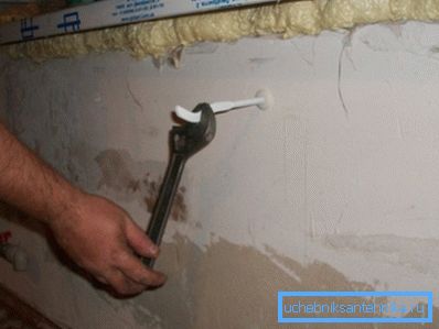 Инсталација на загради за радијатор е важна фаза на работа. Инсталација на загради за радијатор е важна фаза на работа.