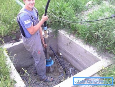 Уредот е внимателно ангажиран во бунарот. Уредот е внимателно ангажиран во бунарот.