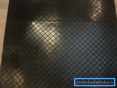 Ние го ставаме уредот на посебен анти-вибрационен гумен тепих. Ние го ставаме уредот на посебен анти-вибрационен гумен тепих.