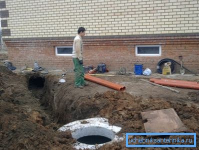 Уредот снабдување со вода во приватна куќа со свои раце - доста изводлива задача.