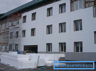 Затоплување на фасадата може да ја намали загубата на топлина за половина. Затоплување на фасадата може да ја намали загубата на топлина за половина.