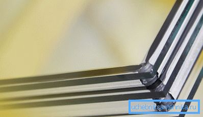 Во студени региони, особено се користат повеќекамерни двојни застапени прозорци со заштеда на енергија стакло, намалување на загубите поради топлинско зрачење. Во студени региони, особено се користат повеќекамерни двојни застапени прозорци со заштеда на енергија стакло, намалување на загубите поради топлинско зрачење.
