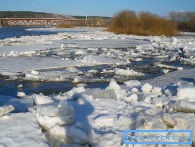 Мостови се изградени на места каде се формираат мраз. Мостови се изградени на места каде се формираат мраз.