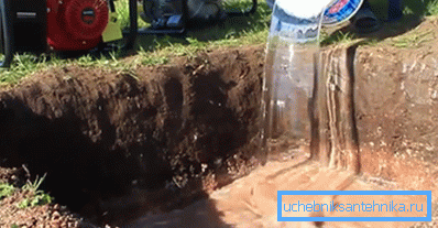 Најмалку една коцка вода треба да се стави во јамата Најмалку една коцка вода треба да се стави во јамата