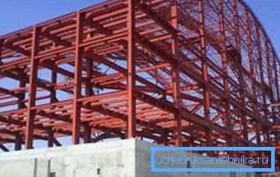 Во процесот на градење на рамката на стадионот, се користат обликувани цевки од различни големини.