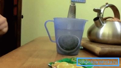 Во раствор од лимонска киселина