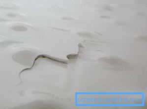 Важно е да се исчистат рабовите на пукнатината и да се израмни површината. Важно е да се исчистат рабовите на пукнатината и да се израмни површината.