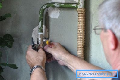 Уредот е завиткан по целиот пат со рака, потоа околу 1 вртење со клуч. Уредот е завиткан по целиот пат со рака, потоа околу 1 вртење со клуч.