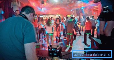 Вентилацијата на јавните простори се пресметува според максималниот број посетители. Вентилацијата на јавните простори се пресметува според максималниот број посетители.