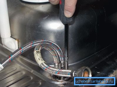 Завртете го прицврстувачот. Завртете го прицврстувачот.