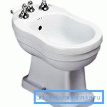 Изглед на конвенционален уред за перење со инсталирани чешми за вода со различни температури Изглед на конвенционален уред за перење со инсталирани чешми за вода со различни температури