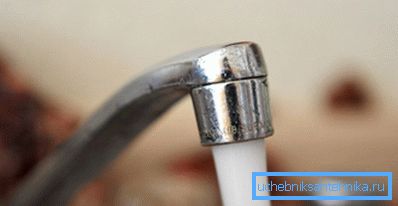 Водата од чешмата не треба да тече во тенка струја, од гравитација. Потребен е вишок на притисок. Водата од чешмата не треба да тече во тенка струја, од гравитација. Потребен е вишок на притисок.