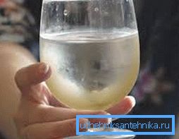 Вода од бунар со песок е знак за дефект. Вода од бунар со песок е знак за дефект.