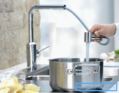 Водата станува достапна надвор од мијалникот.