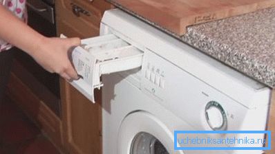 Водата се истура директно во овој оддел.