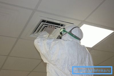 Целата работа мора да се спроведе во специјални заштитни костуми и дали постојат поединечни средства за спречување на инфекција. Целата работа мора да се спроведе во специјални заштитни костуми и дали постојат поединечни средства за спречување на инфекција.