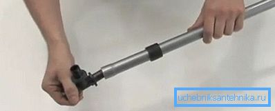 Вметнете го монтирањето во дупката. Вметнете го монтирањето во дупката.