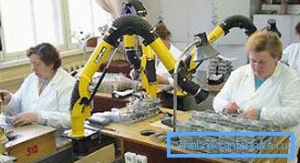 Издувниот хауба е инсталиран над секое биро. Фото