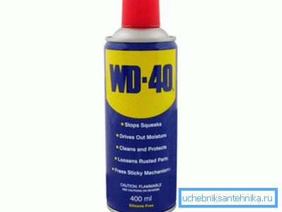 WD-40 помага да се ослободи од лепило на површината на тоалетот сад WD-40 помага да се ослободи од лепило на површината на тоалетот сад