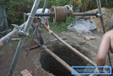Јамата е покриена со дрвен штит.