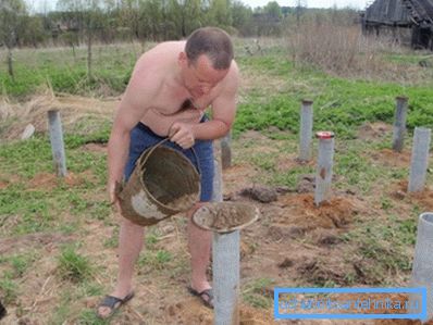 Истурање на бетонот во поддршката Истурање на бетонот во поддршката