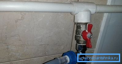 Затворачки вентили на цевката што ја снабдуваат вода со машината за перење Затворачки вентили на цевката што ја снабдуваат вода со машината за перење
