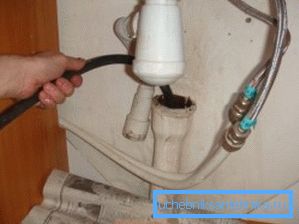 Ставете го кабелот во канализацијата Ставете го кабелот во канализацијата
