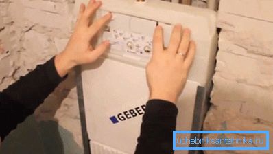 Потоа поставете го резервоарот Потоа поставете го резервоарот