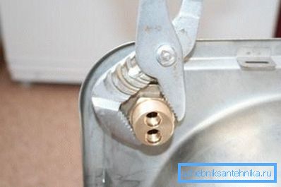 Затегнете ја оревцата со клуч. Затегнете ја оревцата со клуч.