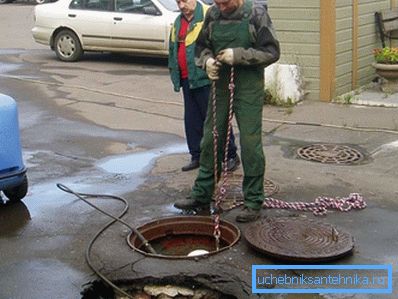 На стеснетиот врат е тешко да се исчисти бунарот. На стеснетиот врат е тешко да се исчисти бунарот.