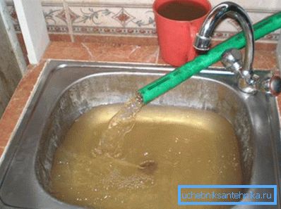 Црната вода во бунарот бара чистење пред употреба. Црната вода во бунарот бара чистење пред употреба.